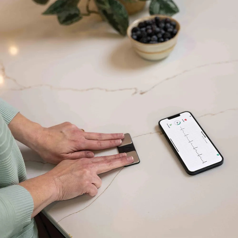 AliveCor® KardiaMobile Monitor ECG | Aprobado por FDA y CE| ECG inalámbrico Personal |Funciona con Smartphone | Detecta Fibrilación Auricular, Taquicardia y Bradicardia en 30 Segundos