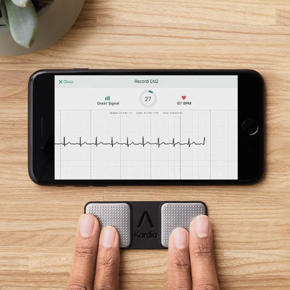 AliveCor® KardiaMobile Monitor ECG | Aprobado por FDA y CE| ECG inalámbrico Personal |Funciona con Smartphone | Detecta Fibrilación Auricular, Taquicardia y Bradicardia en 30 Segundos